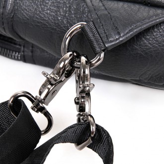 Неординарного оригинального дизайна кожаный рюкзак выполнен в классическом черно. . фото 9