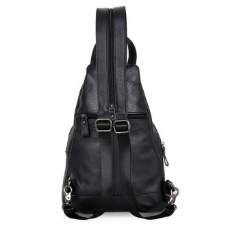 Неординарного оригинального дизайна кожаный рюкзак выполнен в классическом черно. . фото 3