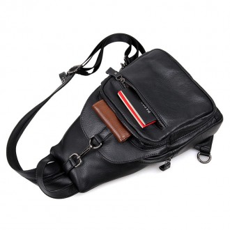 Неординарного оригинального дизайна кожаный рюкзак выполнен в классическом черно. . фото 5