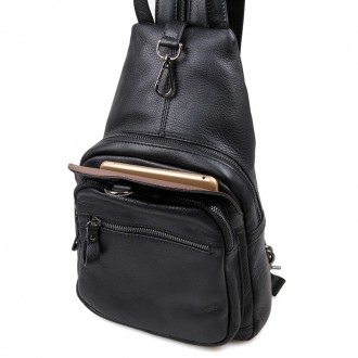 Неординарного оригинального дизайна кожаный рюкзак выполнен в классическом черно. . фото 6