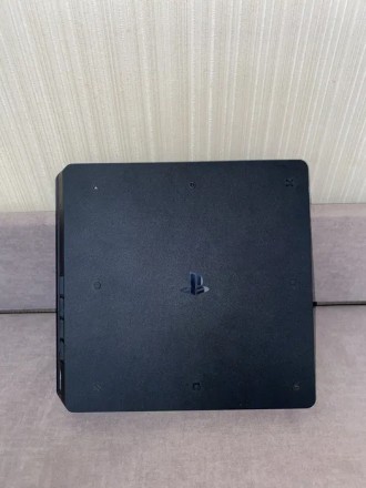 В комплекті:
Sony PlayStation 4 slim з коробкою
Дві гри на диску
Два геймапди. . фото 3