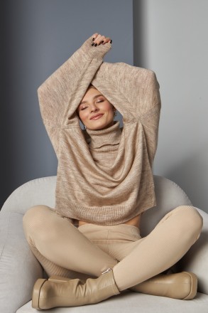 Жіночий светр Stimma Чирсті. Це стильний светр із круглою горловиною та стійкою . . фото 5