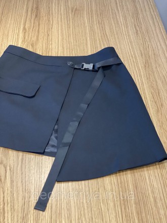 
Жіноча юбка Прада на запах 
Асиметрична юбка чорного кольору на підкладці
Якіст. . фото 3