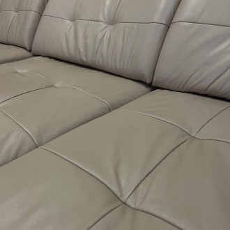 Новий диван
Натуральна шкіра бежевого кольору, задня стінка в чорній тканині
Див. . фото 8