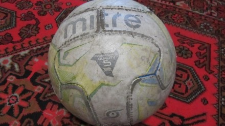Мяч футбольный (новый, синтетическая кожа, красный) - 199 грн.,  белый Митре - 1. . фото 2
