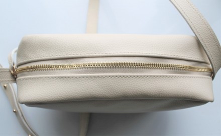 
 
 Кожаная женская сумочка бежевого цвета.
Материал: натуральная кожа;
Размер: . . фото 4