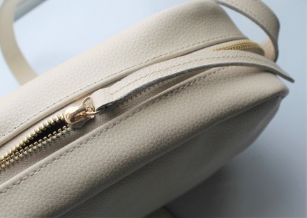 
 
 Кожаная женская сумочка бежевого цвета.
Материал: натуральная кожа;
Размер: . . фото 8