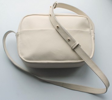 
 
 Кожаная женская сумочка бежевого цвета.
Материал: натуральная кожа;
Размер: . . фото 2