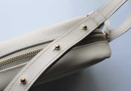 
 
 Кожаная женская сумочка бежевого цвета.
Материал: натуральная кожа;
Размер: . . фото 5