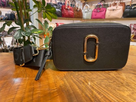 
 Маленькая сумка в стиле фотокамеры из сафьяновой кожи с регулируемым ремешком . . фото 2