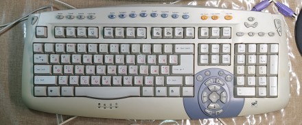 Обратите внимание — клавиатура с разъёмом PS/2.

SuperPower EZ-6000: отл. . фото 2