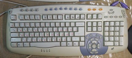 Обратите внимание — клавиатура с разъёмом PS/2.

SuperPower EZ-6000: отл. . фото 3