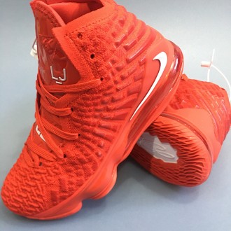Баскетбольные кроссовки Nike LeBron 17 сочетают в себе силу и скорость ЛеБрона Д. . фото 3