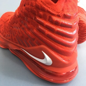 Баскетбольные кроссовки Nike LeBron 17 сочетают в себе силу и скорость ЛеБрона Д. . фото 4