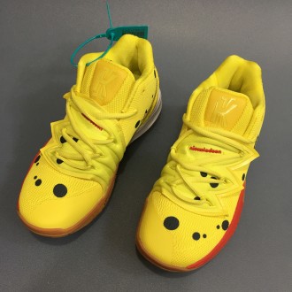 кроссовки Kyrie 5 'Spongebob Squarepants'
Высокие жёлтые кроссовки Kyrie 5 'Spon. . фото 3