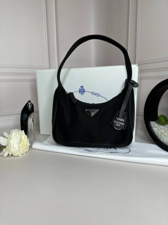 
 
 Сумка Re-Nylon Prada Re-Edition 2000 mini-bag черная
Модель: Сумка Prada Re-. . фото 2