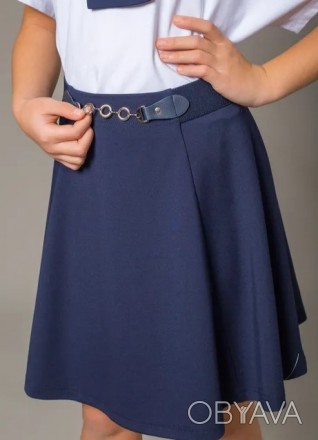 Школьная юбка для девочки имеет стандартную длину. Она очень широкая, расклешенн. . фото 1