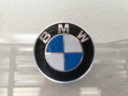 Емблема (значок) BMW Оригінал новий
Код запчастин: 51148132375 
BMW 3 (E30), 3 (. . фото 2