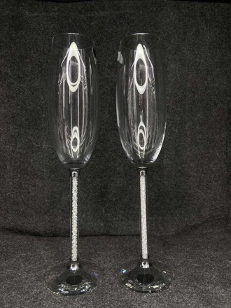 Высокие изящные свадебные бокалы со стразами в ножке.
 
. . фото 3
