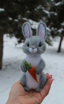 Заяц з морквою! Валяна іграшка інтер'єрна ручної роботи.  Висота 19см, вуса. . фото 10