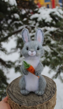 Заяц з морквою! Валяна іграшка інтер'єрна ручної роботи.  Висота 19см, вуса. . фото 6