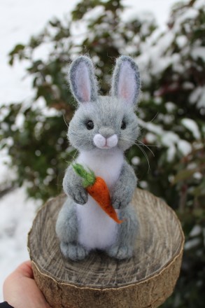 Заяц з морквою! Валяна іграшка інтер'єрна ручної роботи.  Висота 19см, вуса. . фото 9