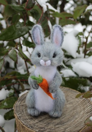 Заяц з морквою! Валяна іграшка інтер'єрна ручної роботи.  Висота 19см, вуса. . фото 2