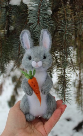 Заяц з морквою! Валяна іграшка інтер'єрна ручної роботи.  Висота 19см, вуса. . фото 4