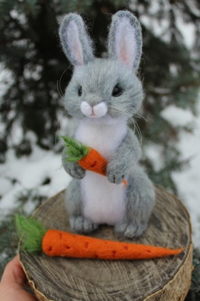 Заяц з морквою! Валяна іграшка інтер'єрна ручної роботи.  Висота 19см, вуса. . фото 13