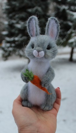 Заяц з морквою! Валяна іграшка інтер'єрна ручної роботи.  Висота 19см, вуса. . фото 12