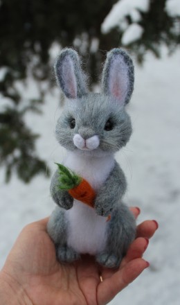 Заяц з морквою! Валяна іграшка інтер'єрна ручної роботи.  Висота 19см, вуса. . фото 3