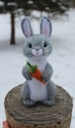 Заяц з морквою! Валяна іграшка інтер'єрна ручної роботи.  Висота 19см, вуса. . фото 7