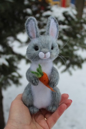 Заяц з морквою! Валяна іграшка інтер'єрна ручної роботи.  Висота 19см, вуса. . фото 8