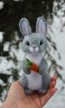 Заяц з морквою! Валяна іграшка інтер'єрна ручної роботи.  Висота 19см, вуса. . фото 11