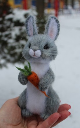 Заяц з морквою! Валяна іграшка інтер'єрна ручної роботи.  Висота 19см, вуса. . фото 5