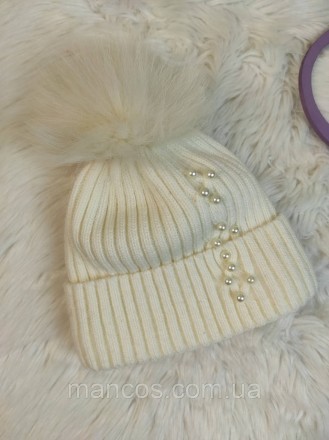 Женская зимняя шапка Monleo с меховым помпоном молочного цвета с бусинами 
Состо. . фото 3