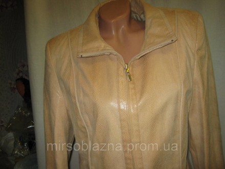  Женская куртка б/у, светло-бежевого цвета, однотонная, ткань похожа рисунком на. . фото 4