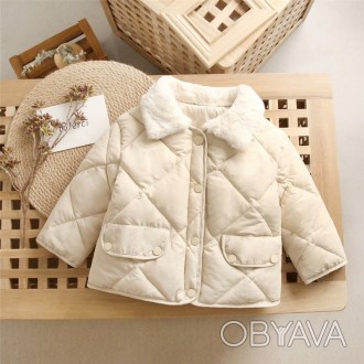 Красивая детская куртка молочного цвета. Модная теплая осенняя куртка на ребенка