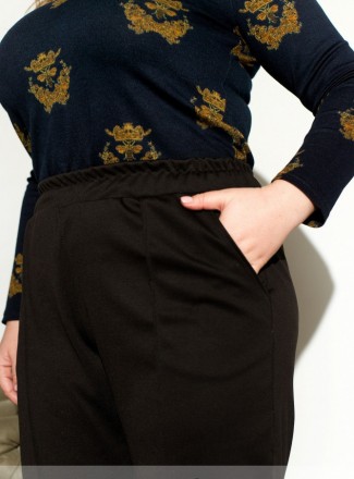 Классические брюки прямого кроя с резинкой на талии и шнурком с помощью которого. . фото 4