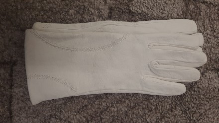 Женские демисезонные кожаные перчатки Vicini (белые)

При покупке перчаток, по. . фото 5