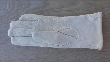 Женские демисезонные кожаные перчатки Vicini (белые)

При покупке перчаток, по. . фото 3