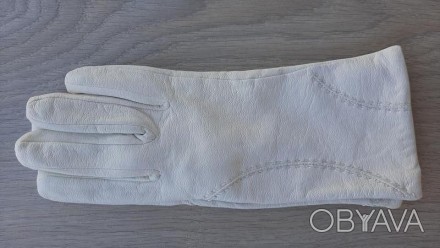 Женские демисезонные кожаные перчатки Vicini (белые)

При покупке перчаток, по. . фото 1