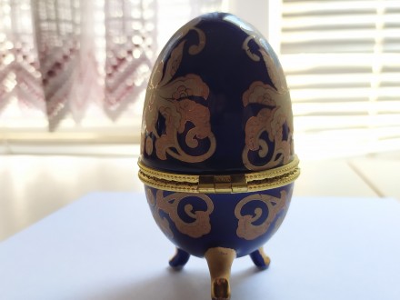 Шкатулка выполнена в форме яйца "Фаберже".
Шкатулка изготовлена из фа. . фото 4
