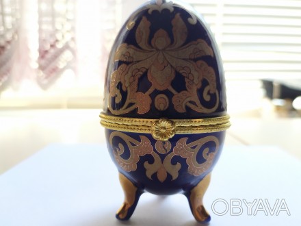 Шкатулка выполнена в форме яйца "Фаберже".
Шкатулка изготовлена из фа. . фото 1