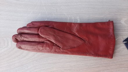 Женские зимние кожаные перчатки (бордовые)

При покупке перчаток, полная предо. . фото 4