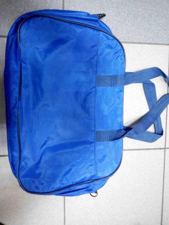Спортивна сумка Adidas 42х29х18, виготовлена з якісної тканини, має невеликі киш. . фото 2