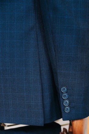 
ІНФОРМАЦІЯ ПРО ПРОДУКТ
Чоловічий темно синій класичний костюм в клітинку піджак. . фото 5