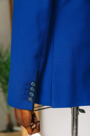 
ІНФОРМАЦІЯ ПРО ПРОДУКТ
Чоловічий яскраво синій класичний костюм піджак та штани. . фото 3
