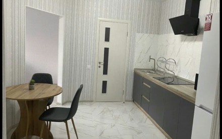 Квартира с современным ремонтом имеется вся необходимая мебель и бытовая техника. Поселок Котовского. фото 6