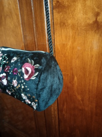 Дуже красива сумочка крос-боді з. ручною вишивкою, матеріал велюр,плюш, стан іде. . фото 4